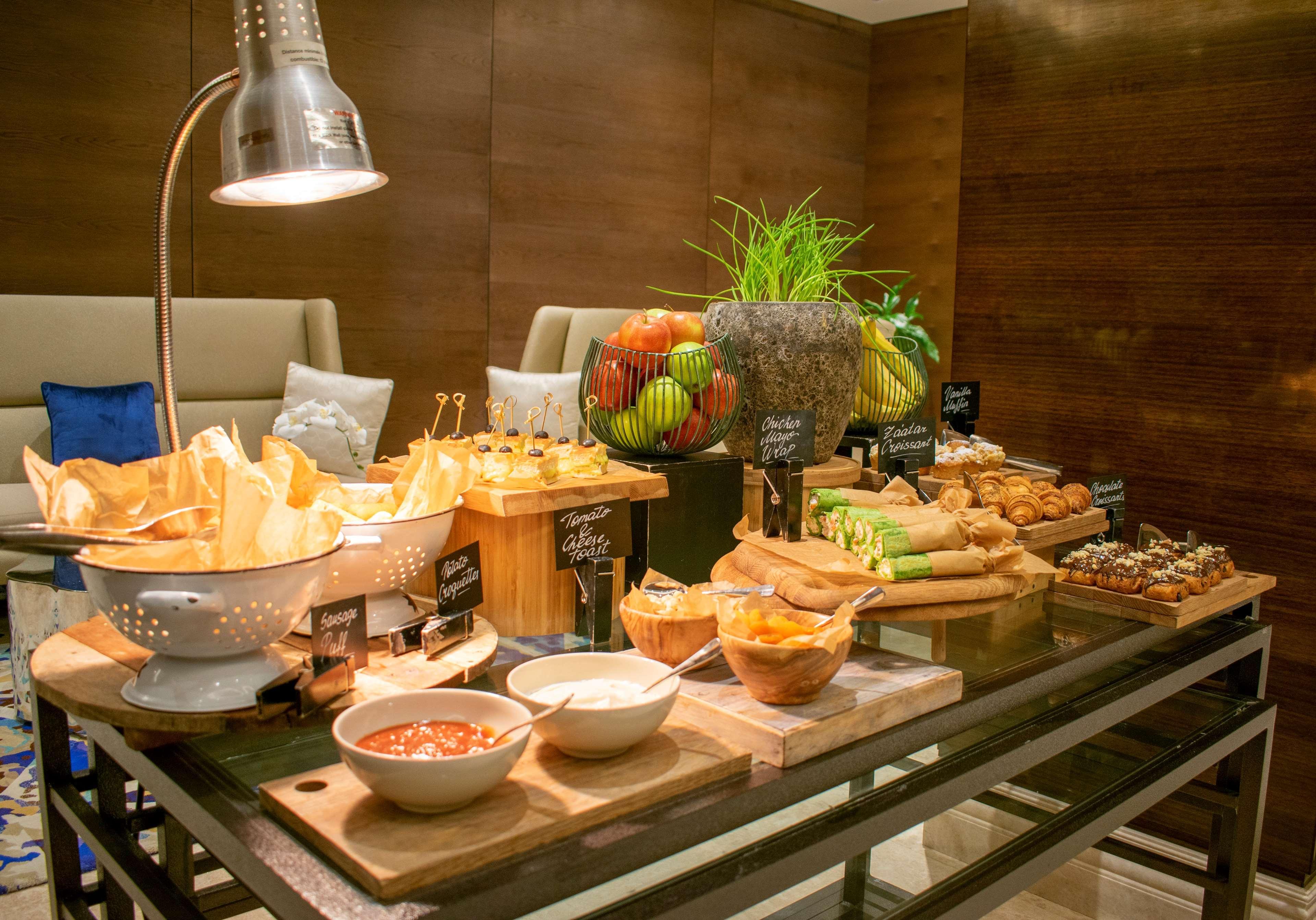 Radisson Blu Hotel, Adzsmán Kültér fotó A buffet at a hotel