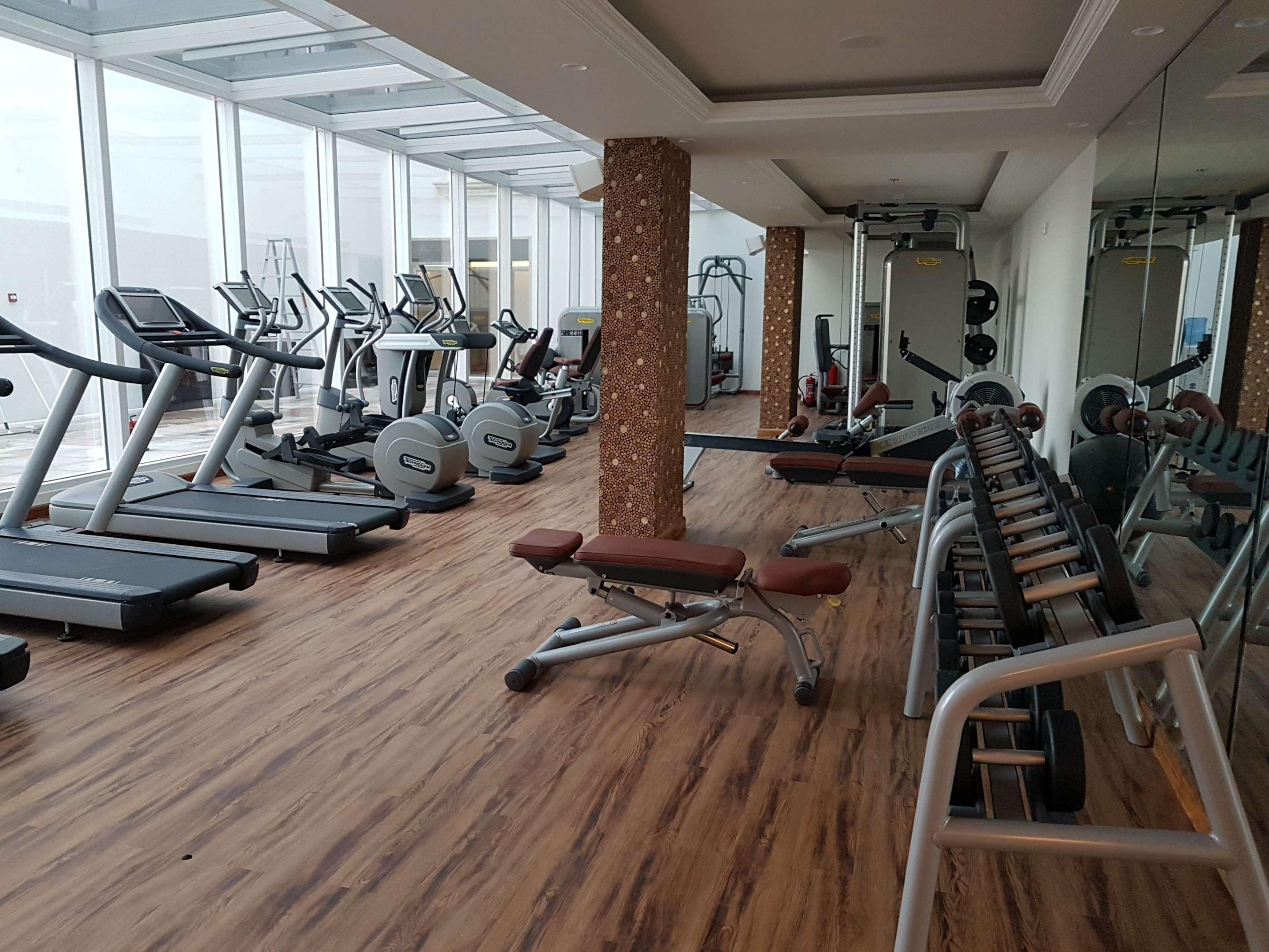 Radisson Blu Hotel, Adzsmán Kültér fotó The gym at the hotel