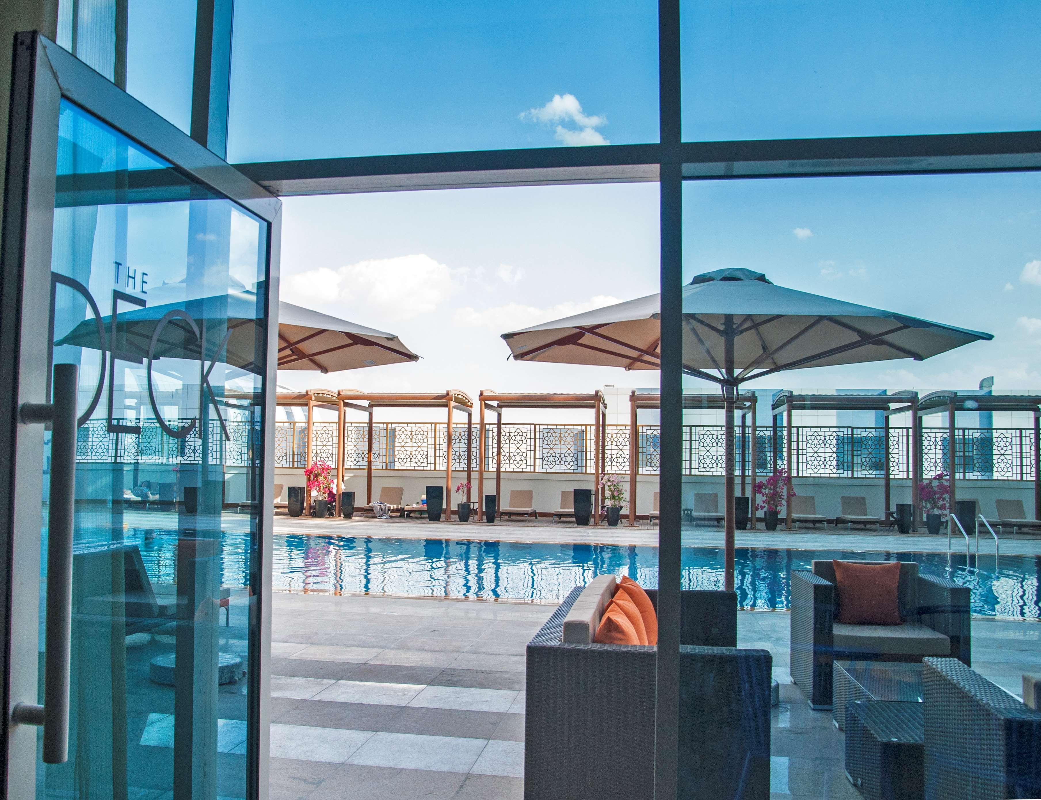 Radisson Blu Hotel, Adzsmán Kültér fotó The swimming pool at the 10th floor