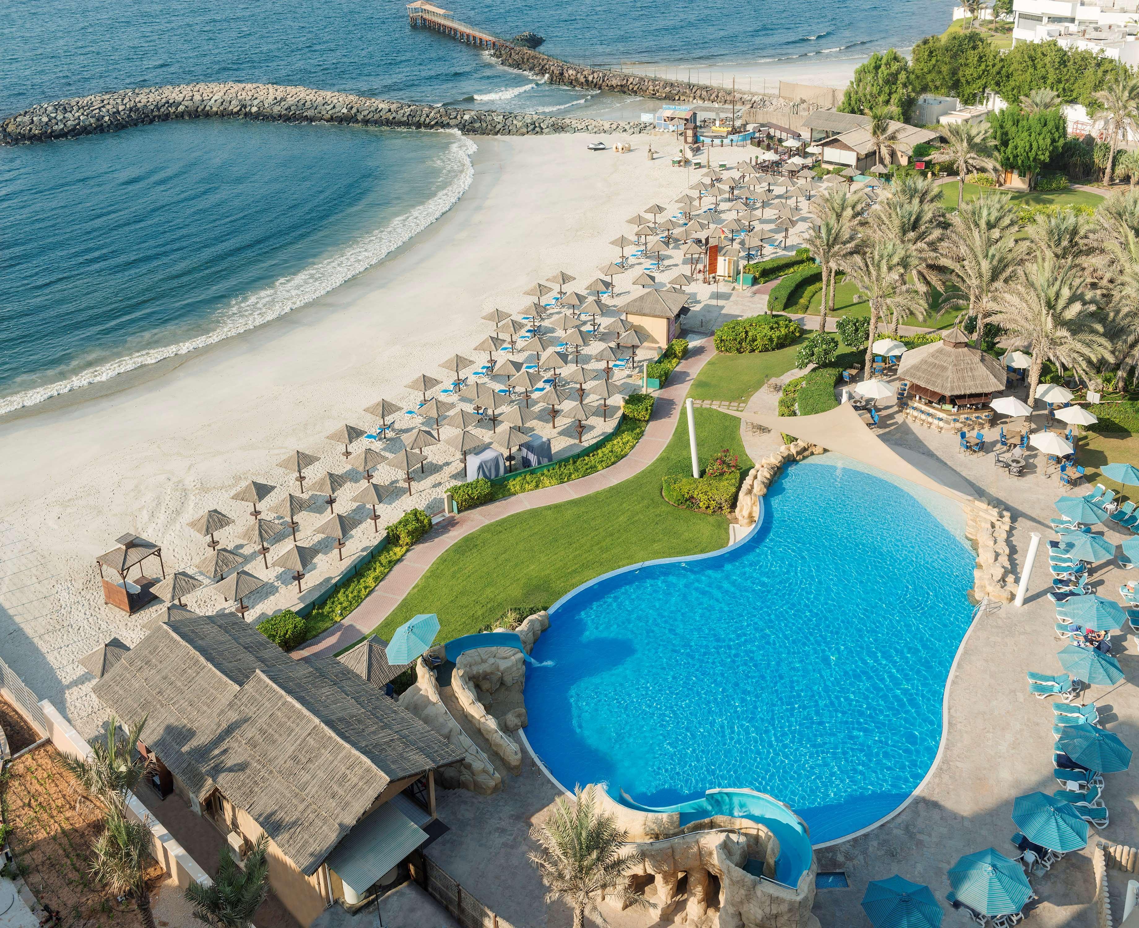 Radisson Blu Hotel, Adzsmán Kültér fotó Aerial view of the beach and pool at the resort