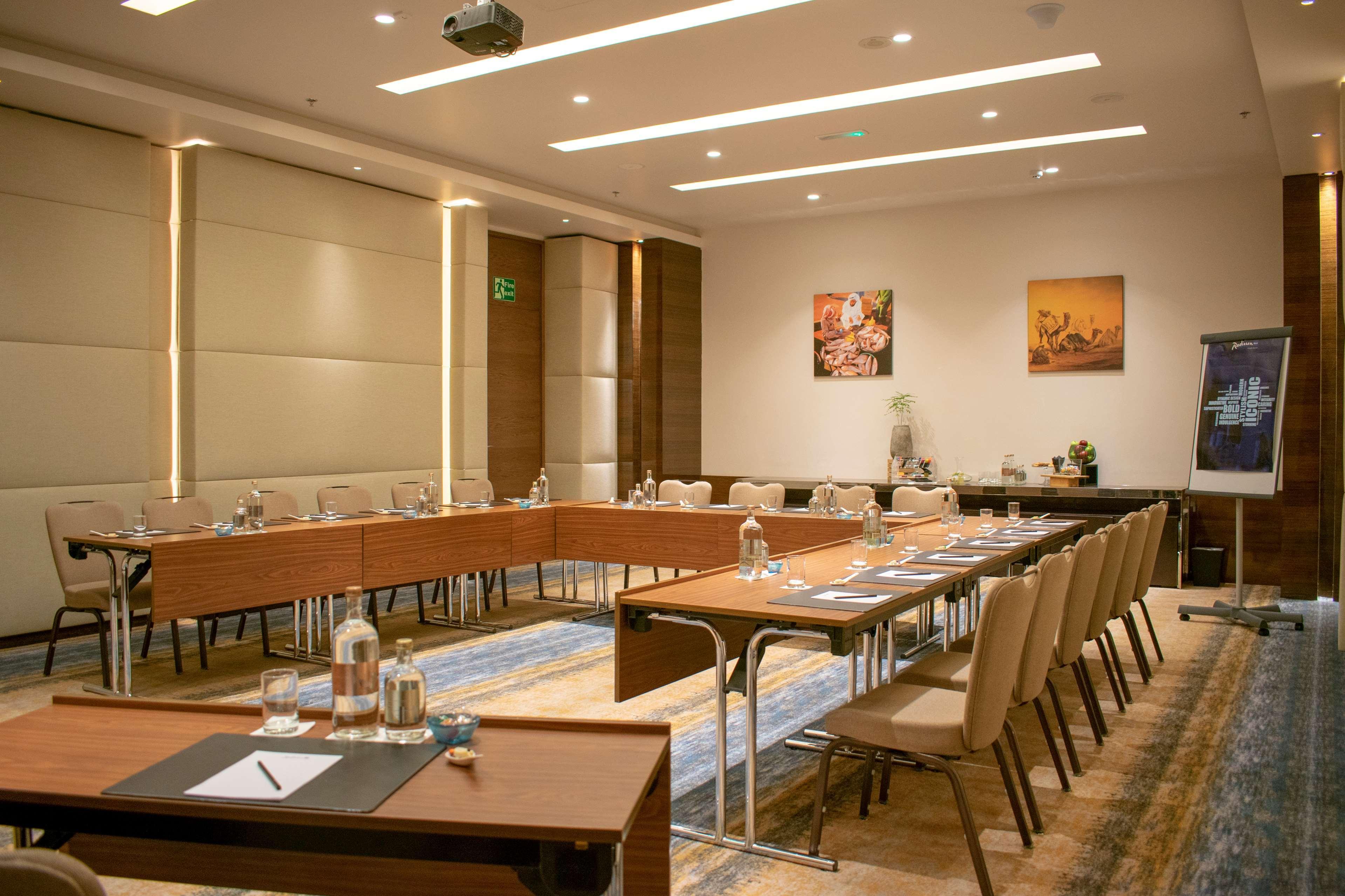 Radisson Blu Hotel, Adzsmán Kültér fotó Meeting room