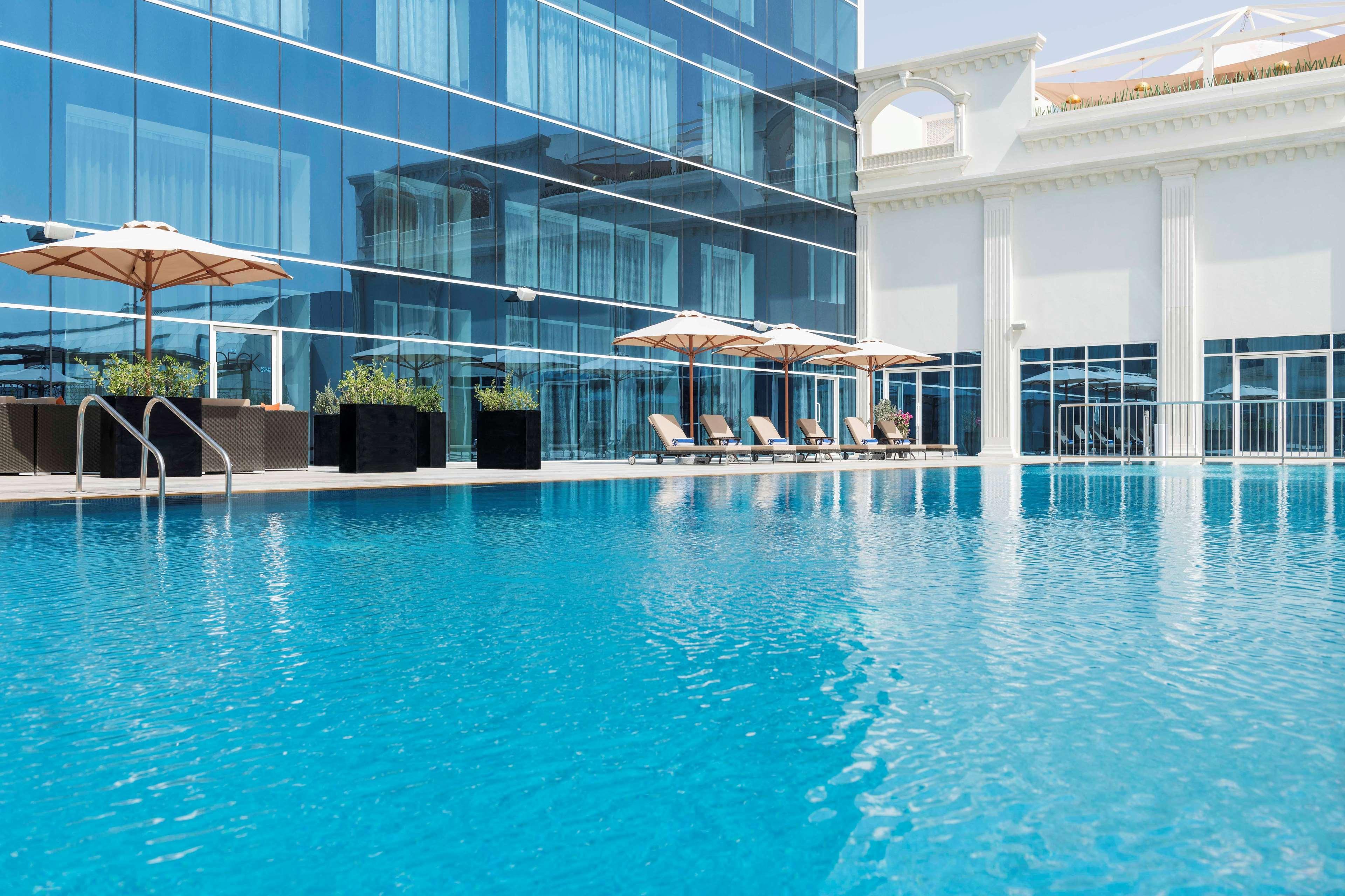 Radisson Blu Hotel, Adzsmán Kültér fotó The swimming pool at the hotel