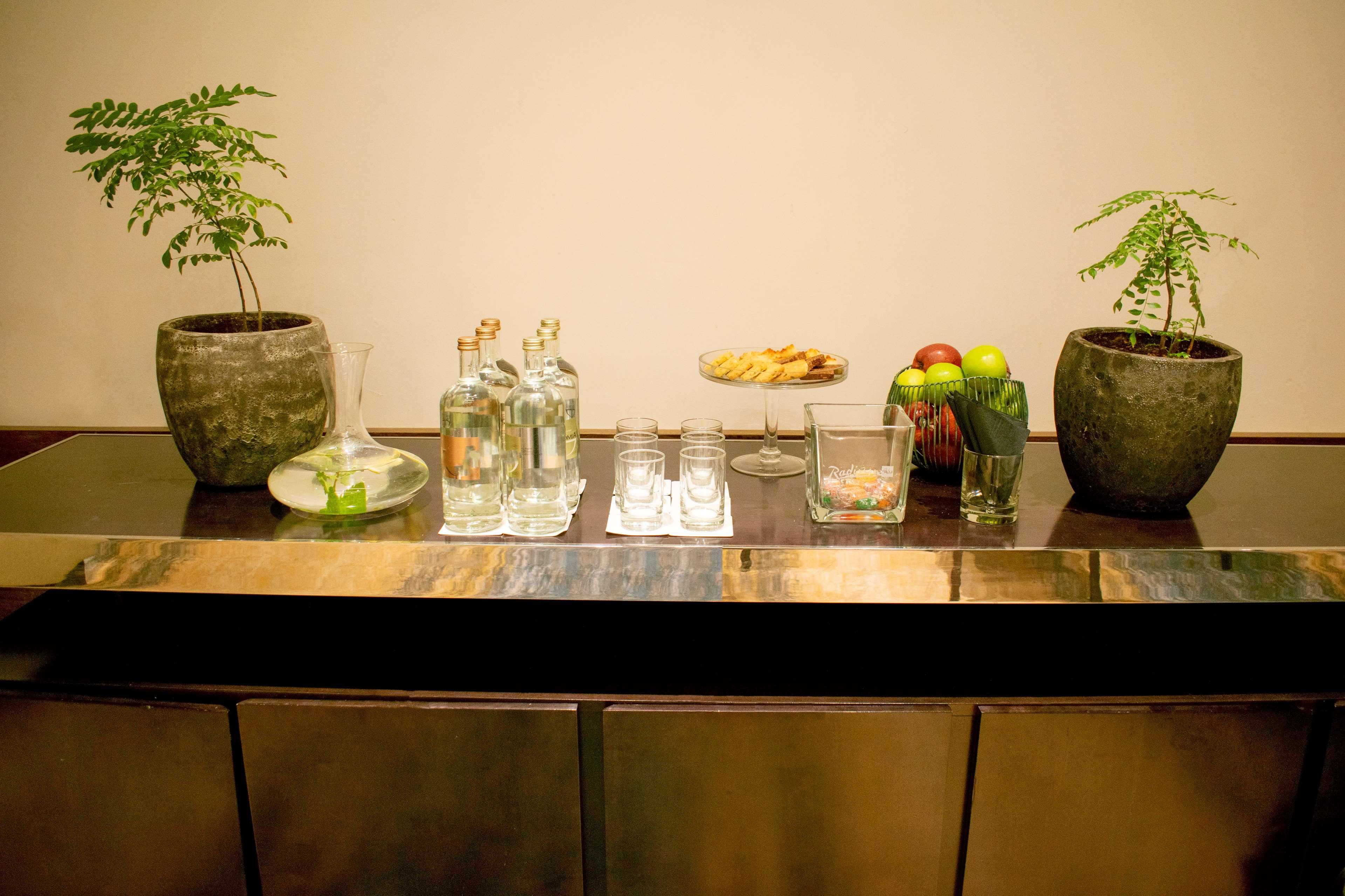 Radisson Blu Hotel, Adzsmán Kültér fotó A wet bar in a hotel