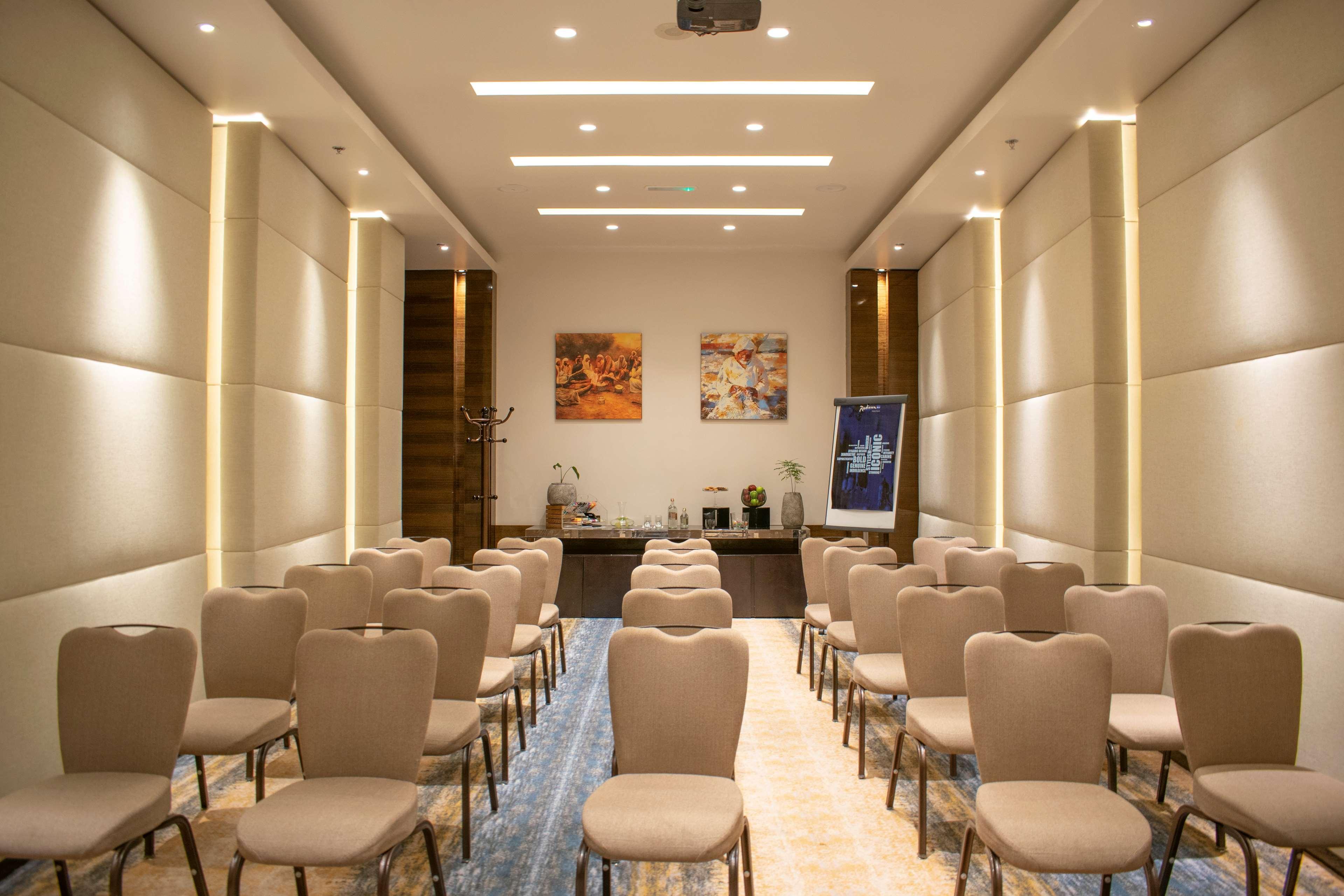 Radisson Blu Hotel, Adzsmán Kültér fotó Meeting room