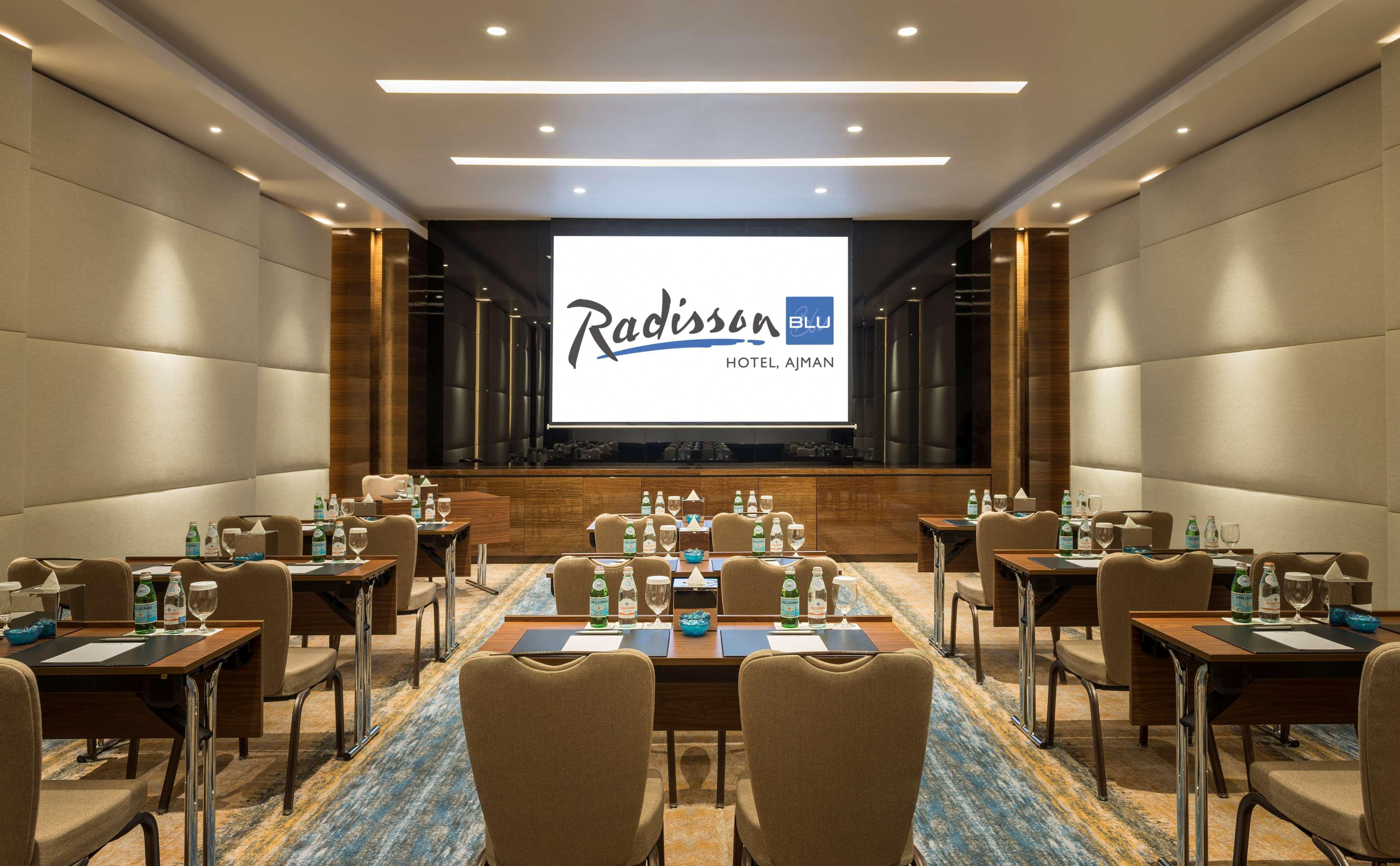Radisson Blu Hotel, Adzsmán Kültér fotó A meeting room at Radisson Blu Ajman
