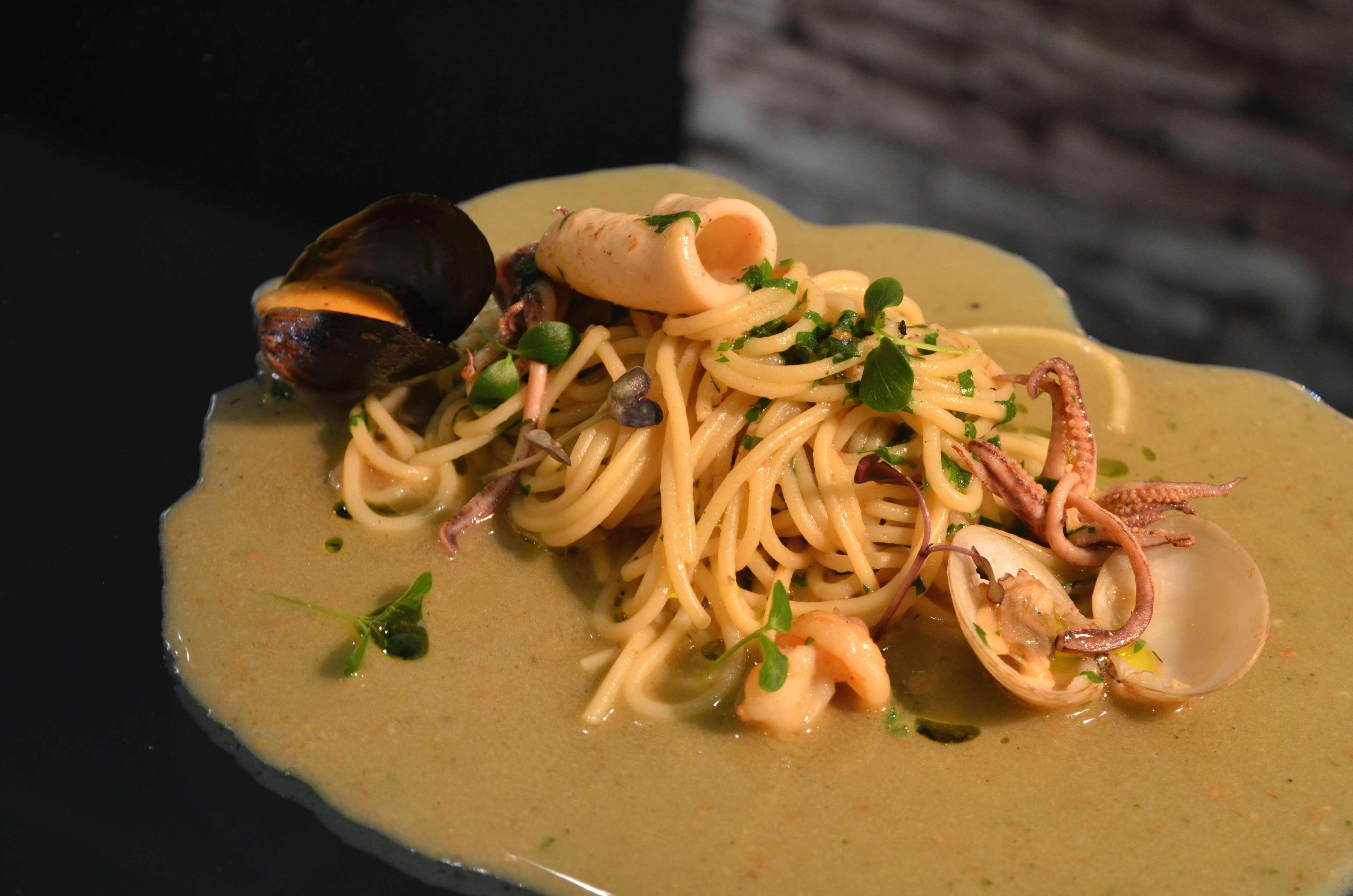 Radisson Blu Hotel, Adzsmán Kültér fotó Spaghetti alla vodka