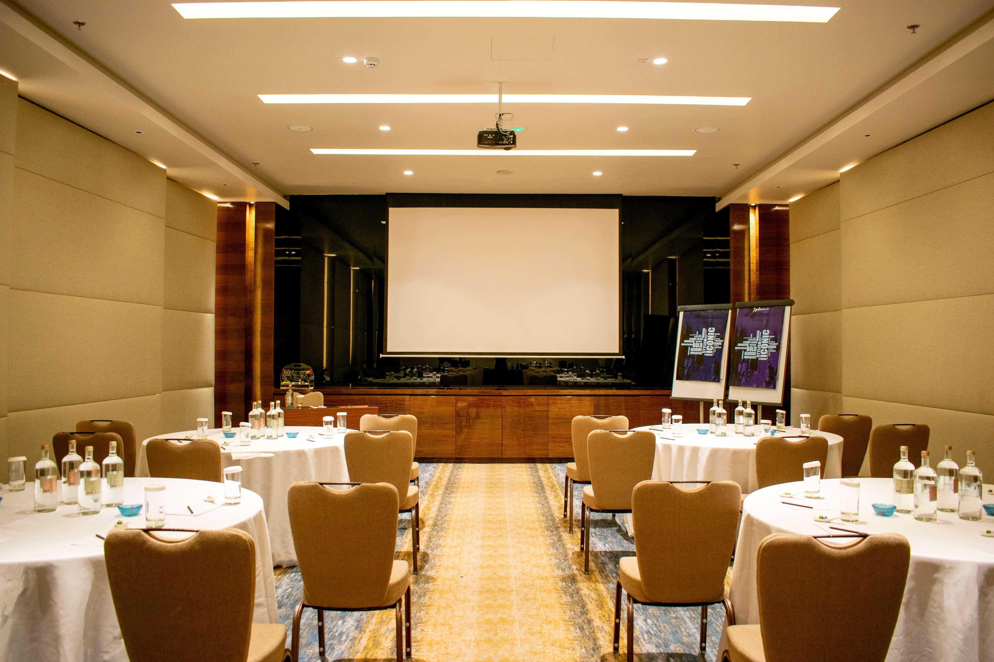 Radisson Blu Hotel, Adzsmán Kültér fotó Meeting room