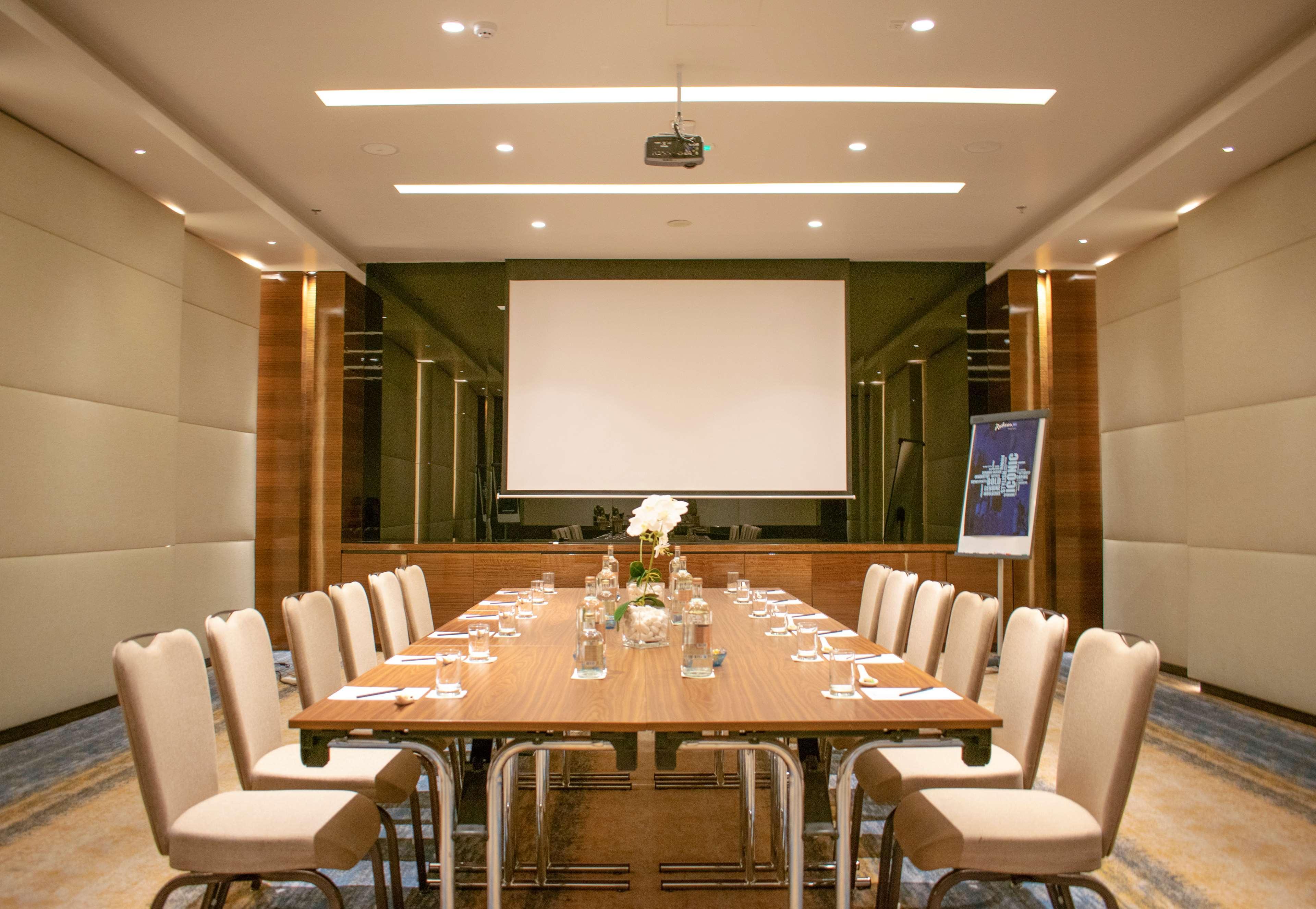 Radisson Blu Hotel, Adzsmán Kültér fotó Meeting room