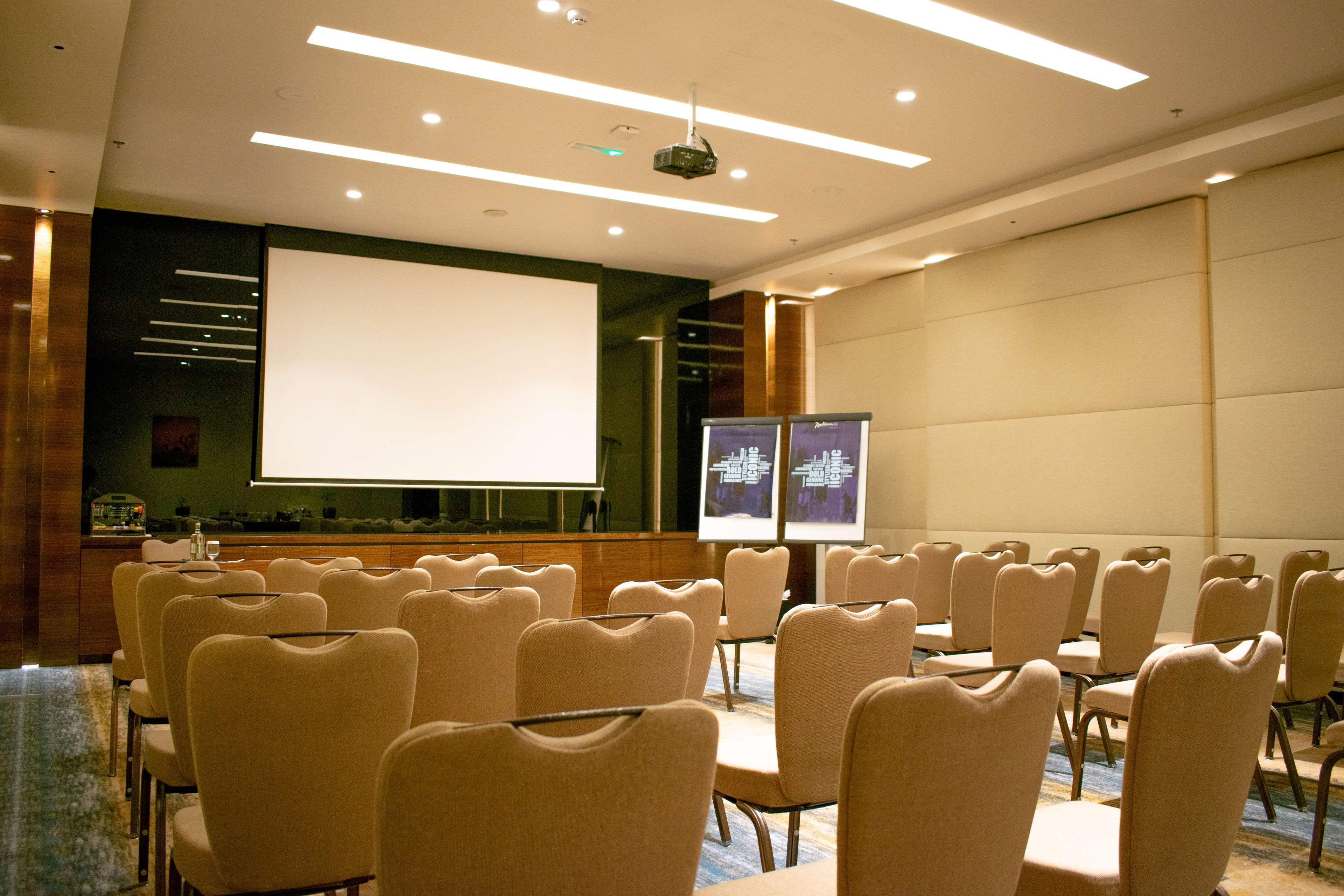 Radisson Blu Hotel, Adzsmán Kültér fotó A meeting room