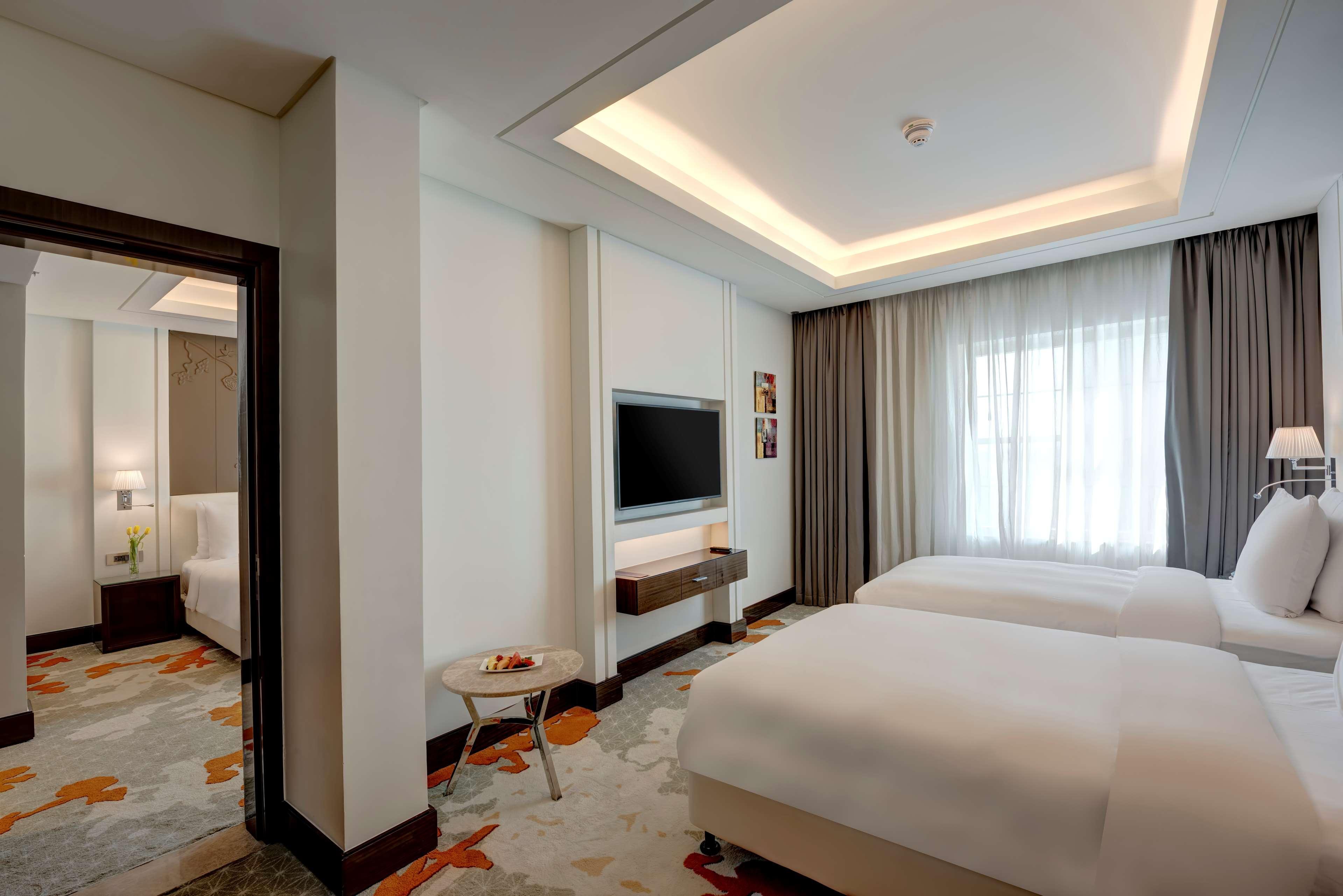 Radisson Blu Hotel, Adzsmán Kültér fotó A bedroom at the hotel