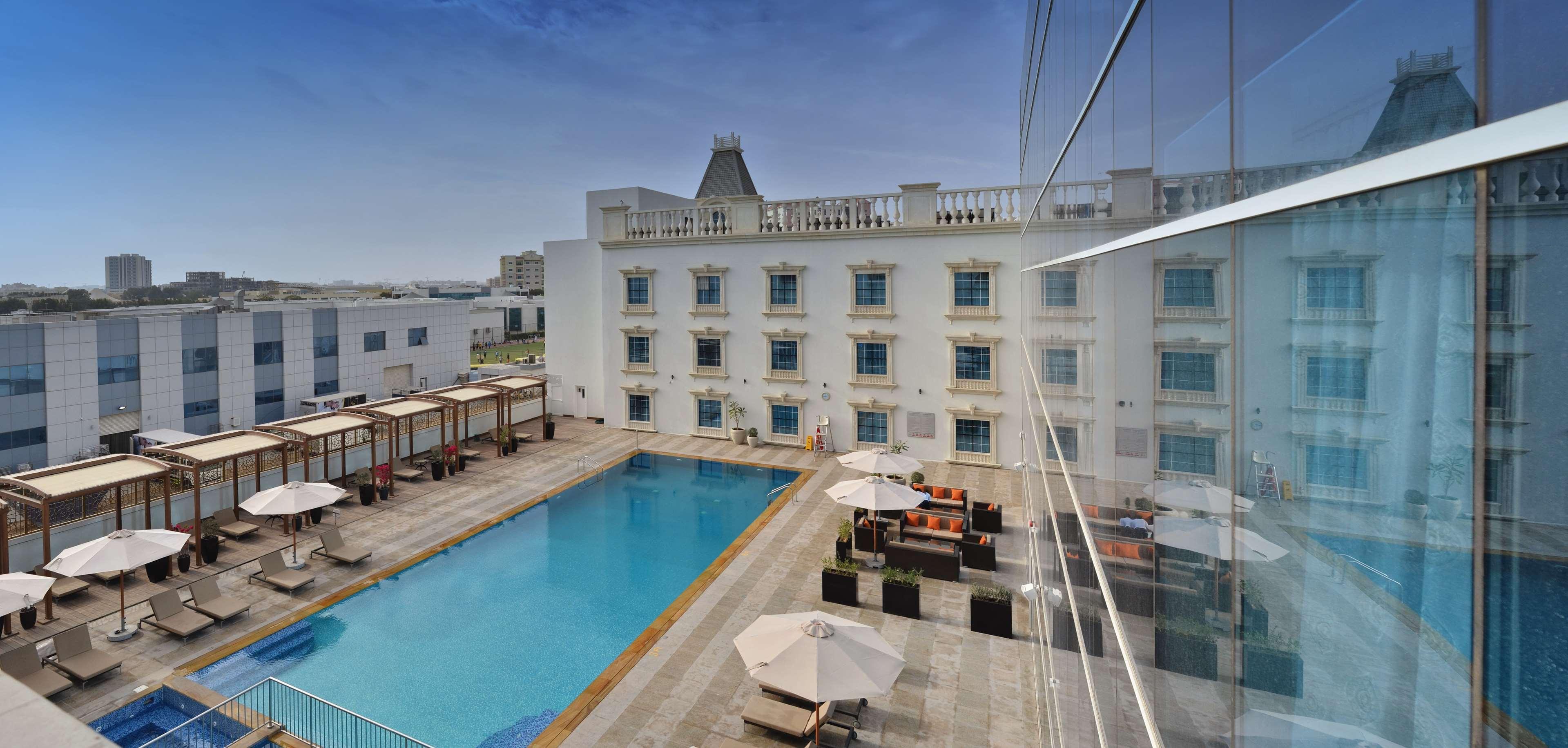Radisson Blu Hotel, Adzsmán Kültér fotó The swimming pool at the hotel